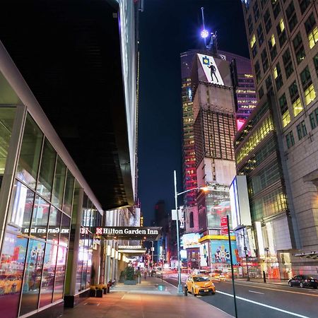 Hilton Garden Inn New York - Times Square Central Exterior photo