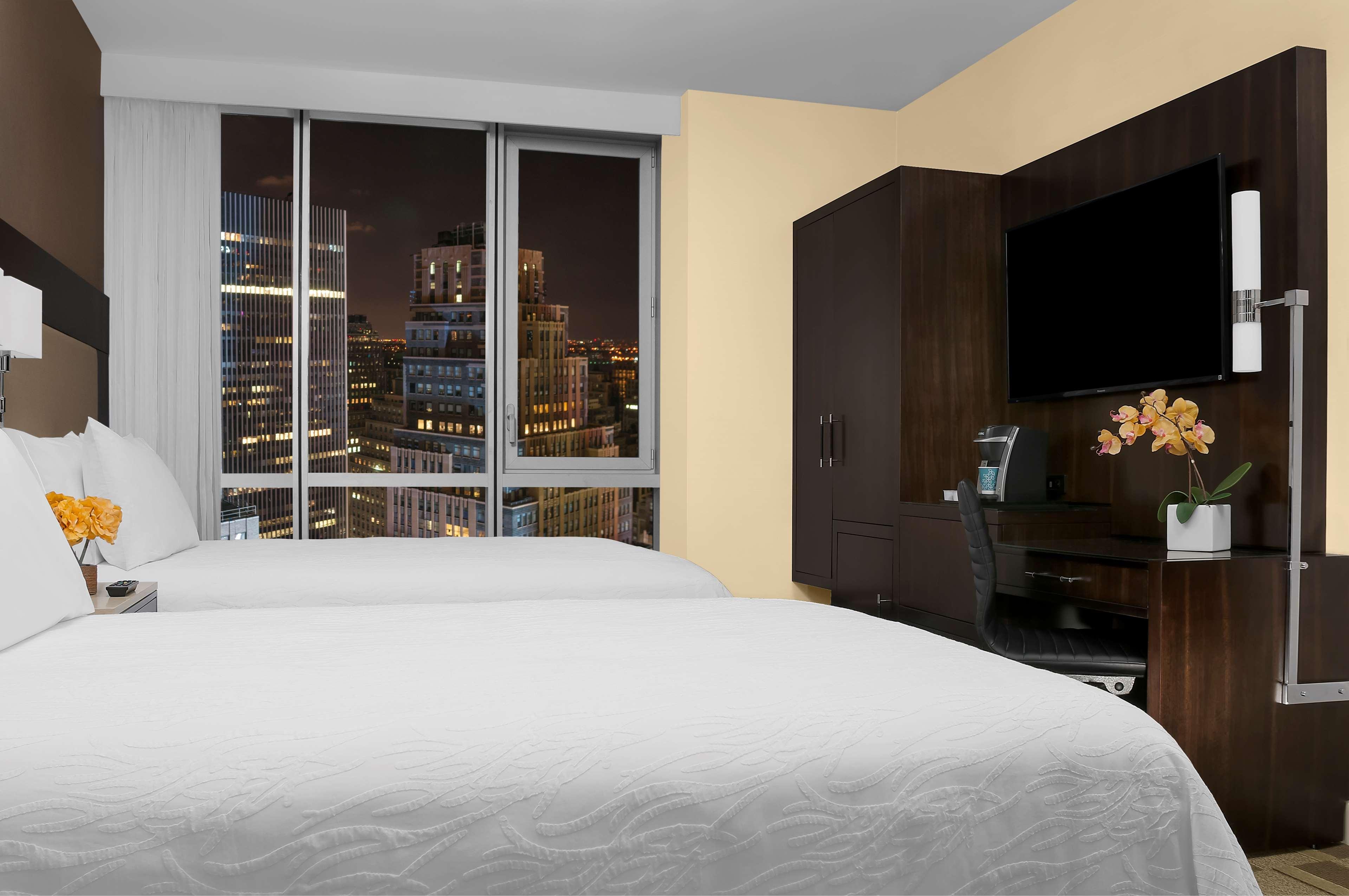 Hilton Garden Inn New York - Times Square Central Exterior photo