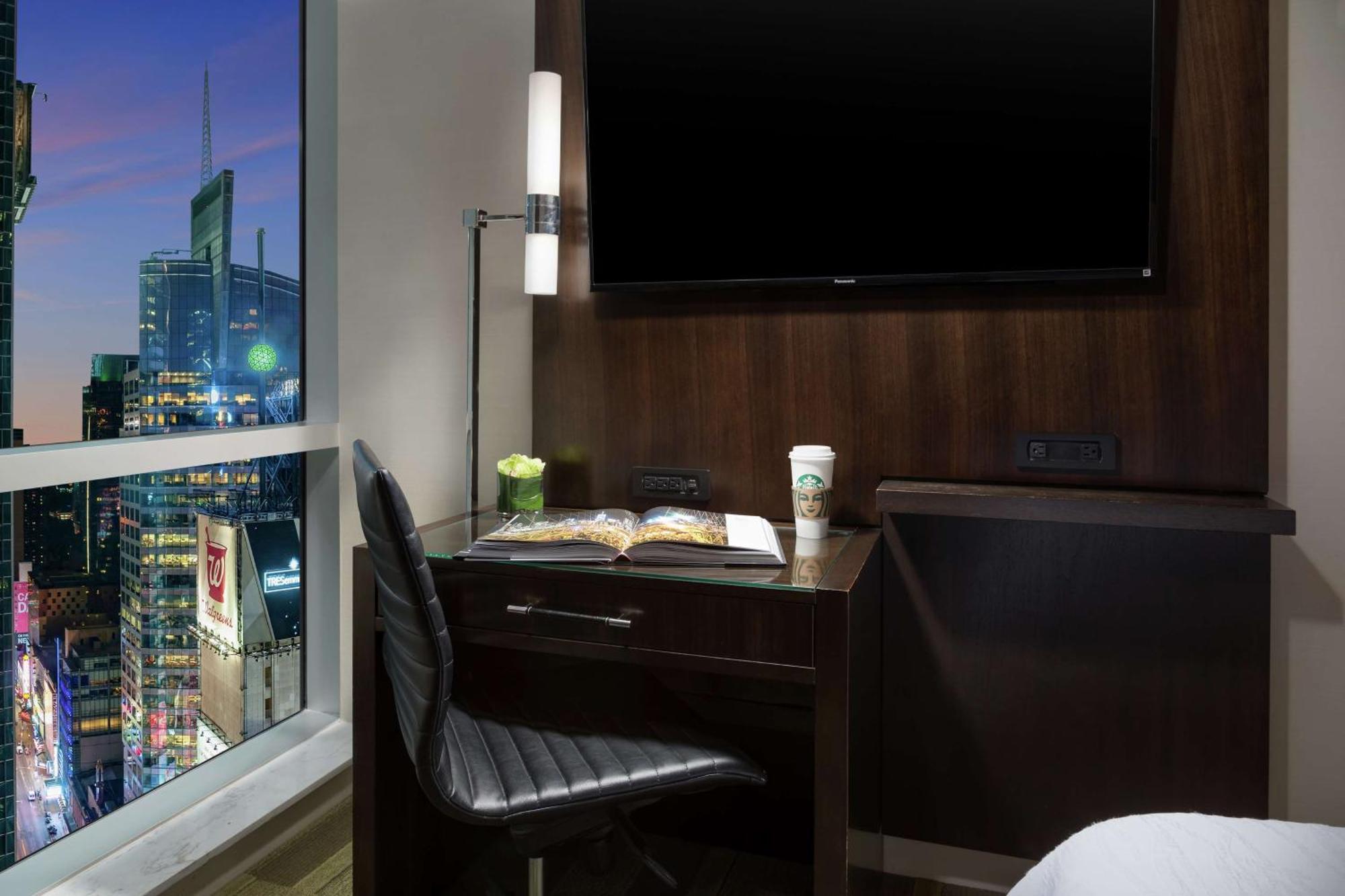 Hilton Garden Inn New York - Times Square Central Exterior photo