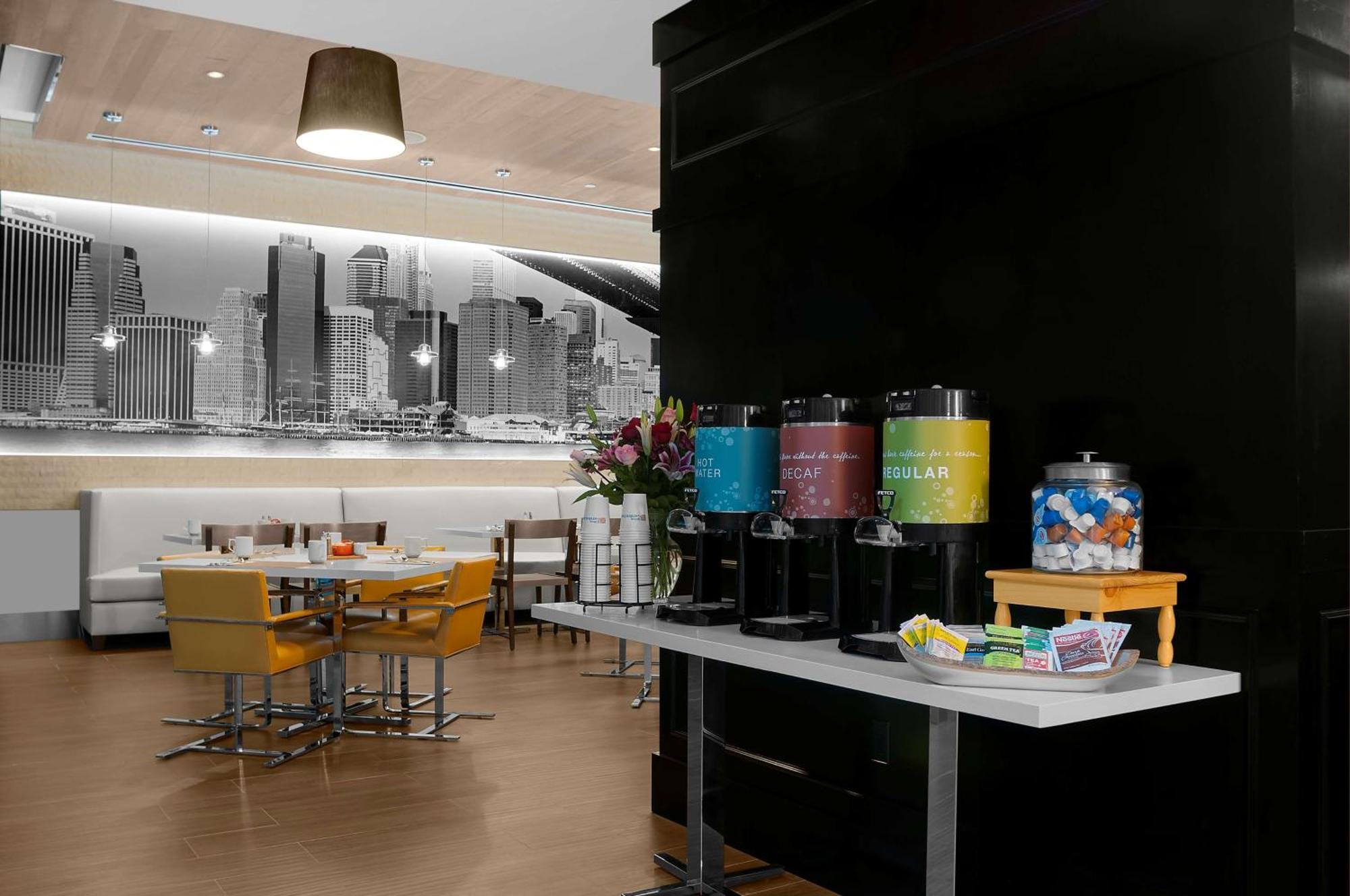 Hilton Garden Inn New York - Times Square Central Exterior photo