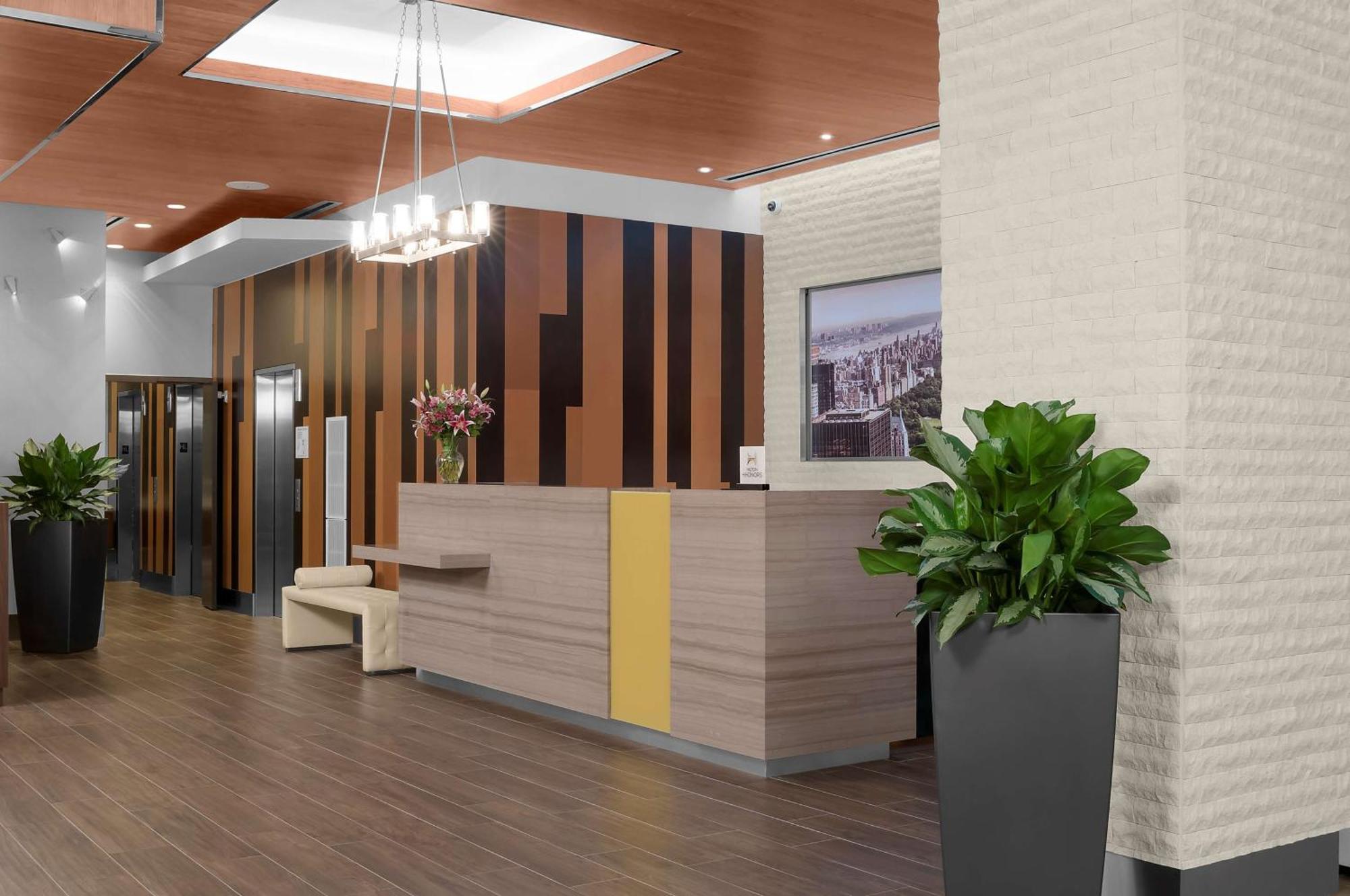 Hilton Garden Inn New York - Times Square Central Exterior photo