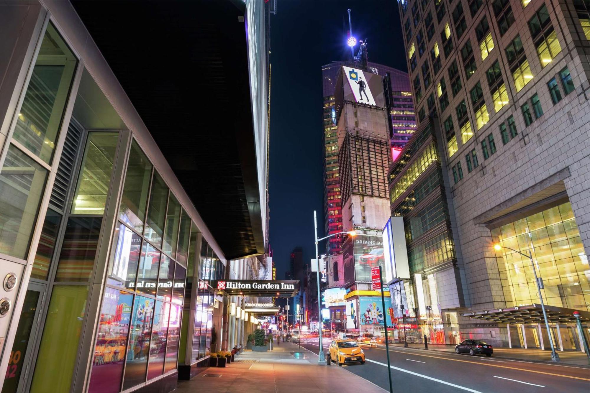 Hilton Garden Inn New York - Times Square Central Exterior photo